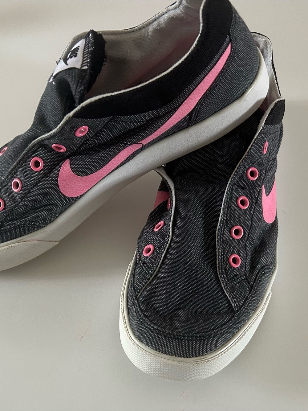 Like New Nike Women's 8.5/ youth 7 swoosh slip on shoe sneakers